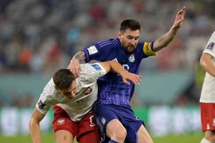 Lionel Messi gagal menembak penalti di laga melawan Polandia (Foto AFP/Juan Mabromata via Kompas.com). 