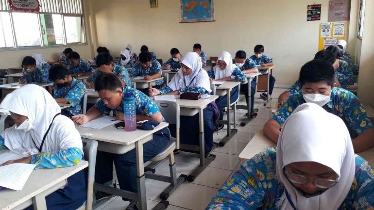 Peserta didik sedang mengerjakan PAS Bahasa Indonesia. (Foto: Dokumentasi Sekolah)