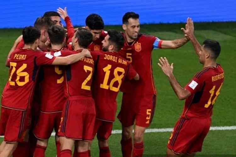 Para pemain Spanyol merayakan gol ke gawang Kosta Rika. (Foto: (AFP/KIRILL KUDRYAVTSEV)