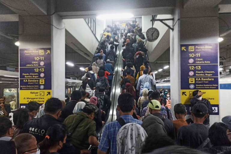 Kepadatan di eskalator Stasiun KRL Manggarai (foto by widikurniawan)