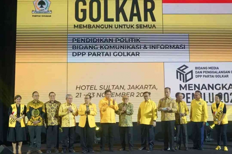Ketua Umum Partai Golkar Airlangga Hartarto didampingi para tetua partai saat menutup rakornas MPO Partai Golkar. (Foto: Partai Golkar).