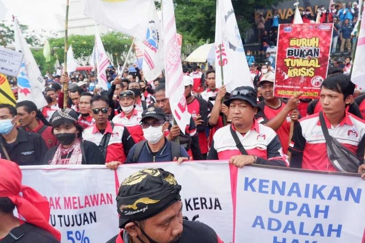 Buruh melakukan aksi unjuk rasa di Depan Kantor Gubernur Banten, Kota Serang pada Selasa (30/11/2021). (KOMPAS.com/RASYID RIDHO)