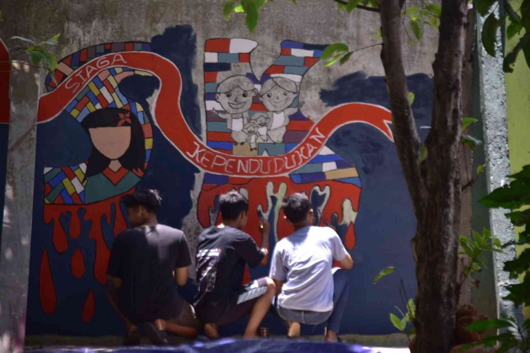 Image: kegiatan pembelajaran seni mural dengan tema Sekolah Siaga Kependudukan (SSK) SMA Negeri 1 Karangtengah Demak (Dok. pribadi)