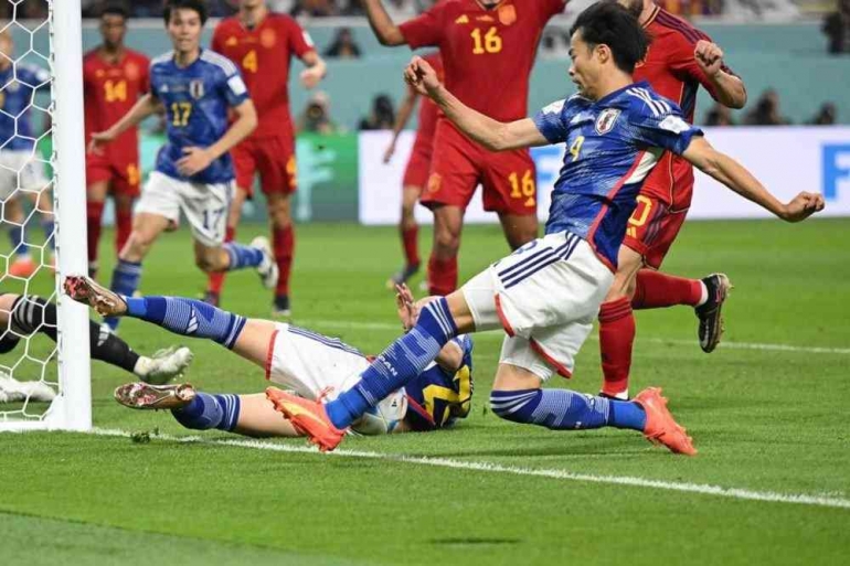 Kejutan sempurna dihadirkan Samurai Biru dini hari tadi dengan menundukkan Spanyol 2-1. (sumber: bola.bisnis.com)
