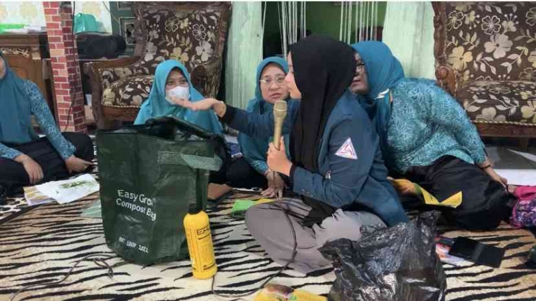 Pelatihan Pembuatan Pupuk Kompos dari Sampah Organik Rumah Tangga pada Ibu-Ibu PKK RW 07 Dusun Kenangkan, Desa Bergas Kidul (dokpri)