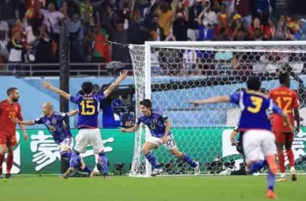 Pemain Jepang melampiaskan kegembiraannya setelah mengalahkan Spanyol 2-1 dan jadi Juara Grup E (foto: bola.net)