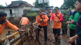 Senkom Mitra Polri Jepara bersama Tim Gabungan membersihkan sungai di Kecamatan Mayong. (Foto: Dok pribadi)