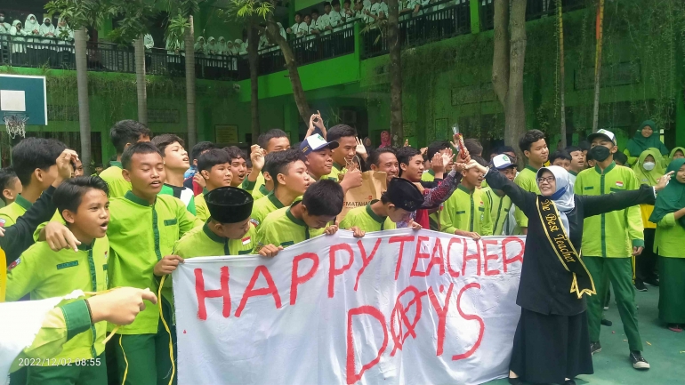 Siswa memberikan apresiasi kepada para guru dalam HGN 2022 pagi ini (Dok pribad)