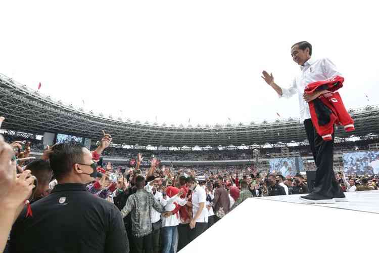 Jokowi di Atas Panggung Saat Acara Temu Kangen Relawan, Sumber Foto Kompas.com/Kristianto Purnomo
