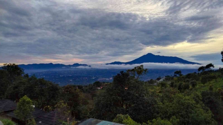 Pemandangan Gunung Pangrango dari Loka 2 Arjuna Boothcamp (foto: dokpri)