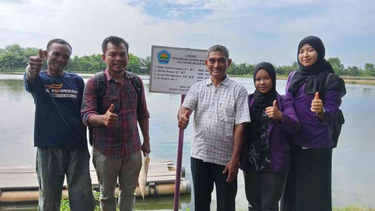 Dokumentasi pribadi. Tim PKM POLMED bersama salah satu Pengelola Tambak ikan di daerah Paluh Merbau