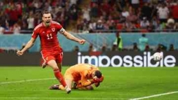 Gareth Bale di Wales dihadapkan pada tugas berat saat bertemu Inggris. (REUTERS/HANNAH MCKAY)