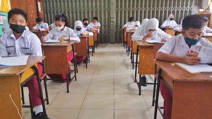Suasana kelas tatkala siswa mengikuti ujian di salah satu SD di Pekanbaru (foto Akbar Pitopang)