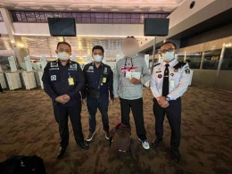 Petugas Imigrasi Palembang melakukan kegiatan pendeportasian terhadap WN Thailand yang berinisial SN/dok  Imigrasi Palembang