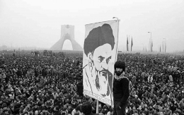 Poster Imam Khomeini di tengah massa. Sumber: parstoday.com
