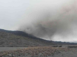 Empat ratus meter dari erupsi Gunung Bromo. | Dokumen pribadi.