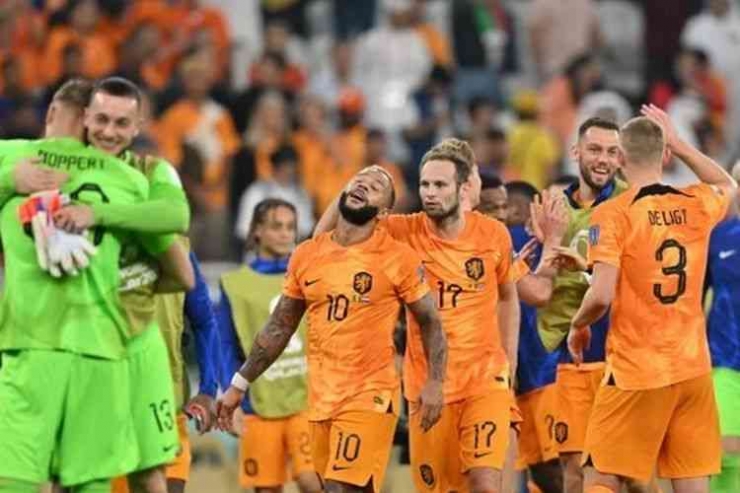 Pemain Belanda saat merayakan kemenangan atas Senegal. (foto: AFP/GLYN KIRK dipublikasikan kompas.com) 