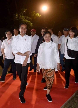 Jokowi dengan gaya busana baju kemeja warna putih yang digulung lengannya dipadukan dengan sepatu kets kekinian. Foto : tempo.co