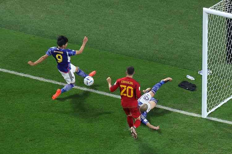 Proses terjadinya gol kemenangan Jepang yang menjadi perdebatan (Foto AFP/Giuseppe Cacace via Kompas.com). 