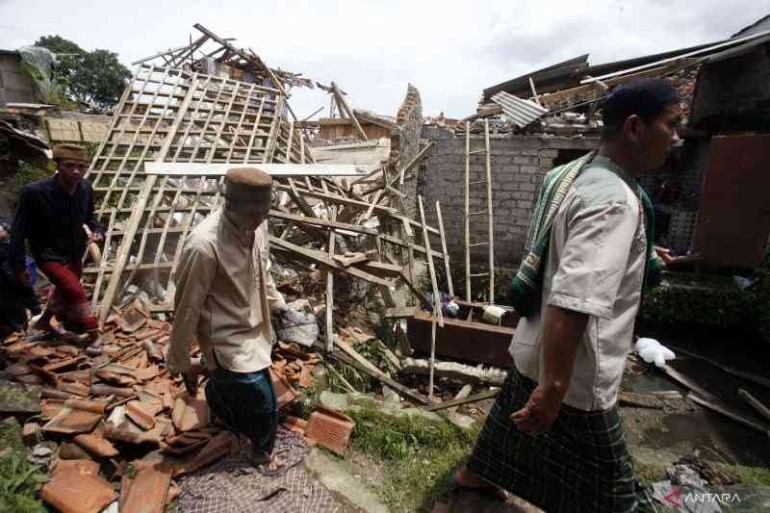 Reruntuhan akibat gempa di Cianjur: antara.news