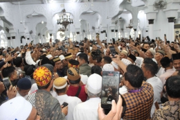 Anies diserbu jamaah Shalat Jum'at yang ingin menyapa di Masjid Raya Baiturrahman, Jum'at (03/12)