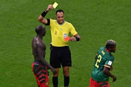  AbuBakar Kamerun gol ke Brasil  melepas baju  wasit beri kartu kuning kedua (merah)harus keluar lapangan. (ANNE-CHRISTINE POUJOULAT/AFP)