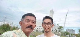 Kenangan Pak Asrul bersama Nara Ahirullah di kawasan PSEL Surabaya. (Dokumentasi pribadi)