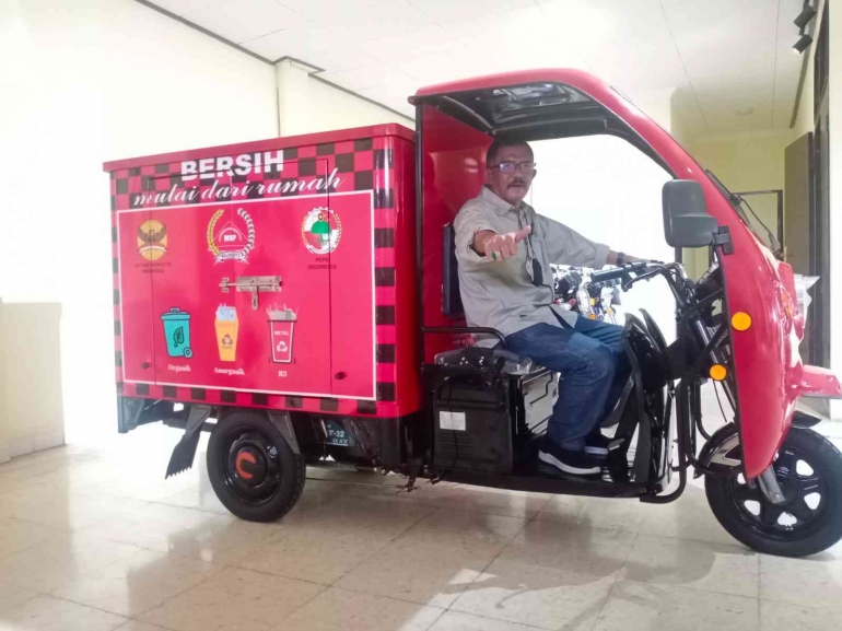 Di Semarang Pak Asrul menjalin kerjasama dengan produsen motor listrik untuk dijadikan pengangkut sampah terpilah. (Dokumentasi Green Indonesia Foundation (#GiF))