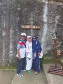 Bertiga dengan anak dan istri di salah satu ujung Taman Tebing Breksi Sleman Yogyakarta (dokpri)