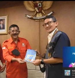 Asrul Hoesein menyerahkan buku terbitannya pada Menteri Sandiaga Uno sebagai Ketua BP3LH SOSKI Oktober 2022. (Dokumentasi Green Indonesia Foundation (#GiF))