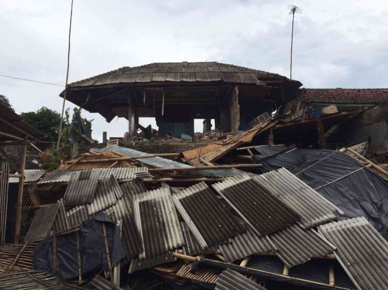 Bangunan rubuh di Cianjur karena gempa/Foto: Riscka 
