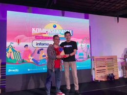 Andri Mastiyanto menerima penghargaaan Kompasianer of The Year 2022, yang diserahkan oleh COO Kompasiana Nurulloh. (Foto: dok. Kompasiana)