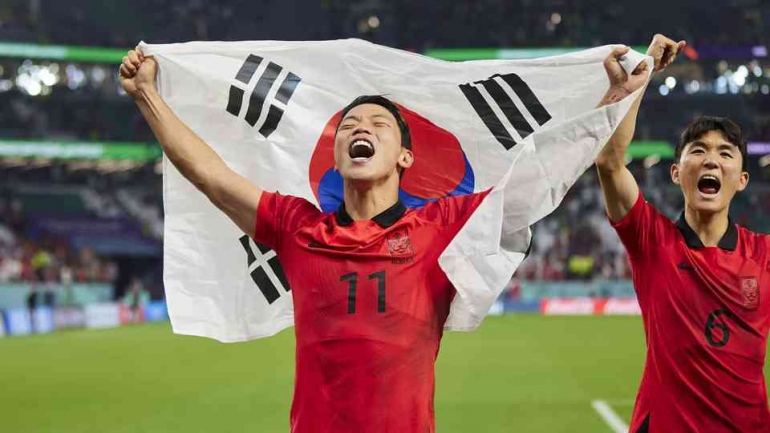 Hwang Hee-Chan (kiri) menjadi pahlawan kemenangan Korea Selatan setelah membobol gawang Portugal di menit akhir. (sumber gambar: theatlantic.com)