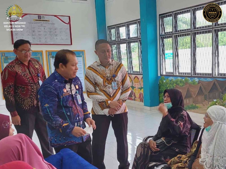 Kakanwil Kemenkumham Sumsel bersama Kakanim Muara Enim dalam kunjungan kerja ke Kantor Imigrasi Muara Enim (Dok. Humas Kanim Muara Enim)