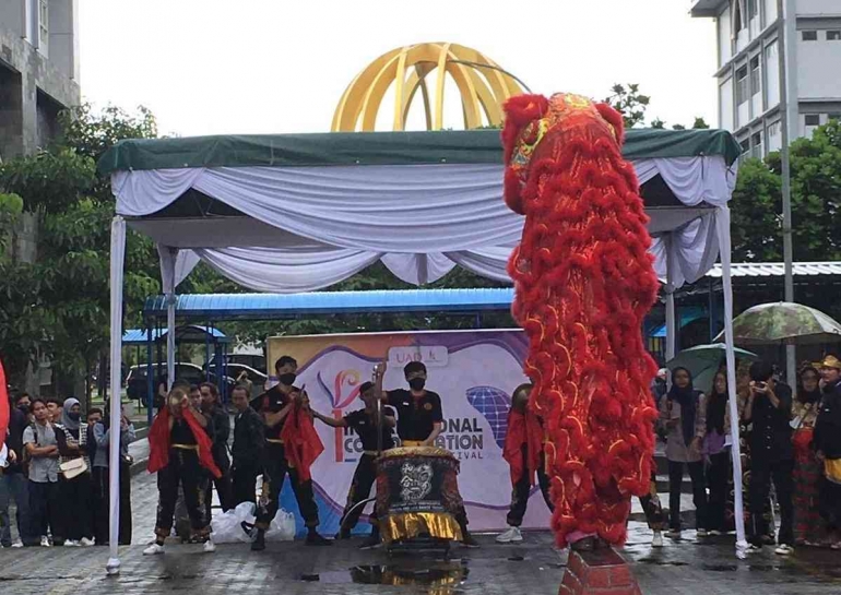 Mahasiswa Ilkom UAD menampilkan Barongsai pada Youth International Communication Festival, Performing Art Festival, and Expo (Foto: Didi)