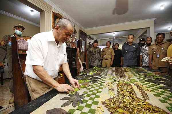 Wali Kota Surabaya menyaksikan pembutan ecoprint di Butik Namira. foto: diskominfo surabaya