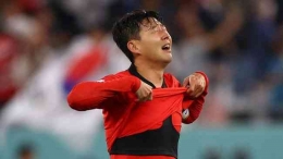 Tangis Son Heung-min setelah Korsel mengalahkan Portugal dan lolos ke 16 besar (Foto: REUTERS/ MATTHEW CHILDS via cnnindonesia.com)