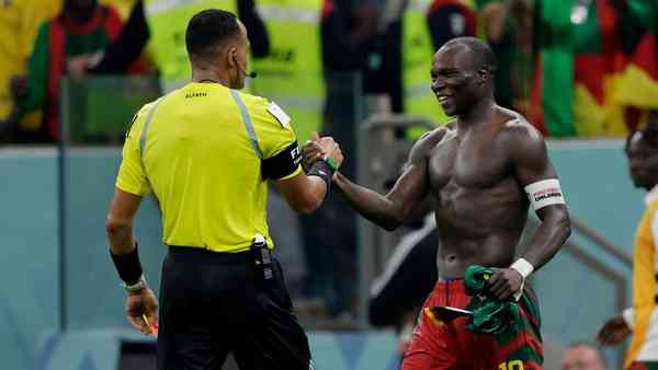 Vincent Aboubakar dihadiahi kartu merah usai cetak gol ke gawang Brasil (sport.detik.com)