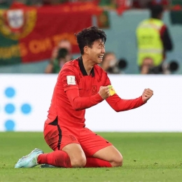Kapten Korea Selatan Son Heung Min menangis bahagia kala timnya berhasil lolos ke 16 besar ( Foto : Facebook FIFA World Cup )