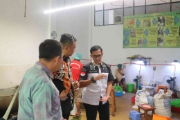 Jajaran Lapas Surabaya mengajak tim Rutan Prabumulih melihat produksi Tahu Sehat Nigarin, Dok: Humas Lapas Kelas I Surabaya 