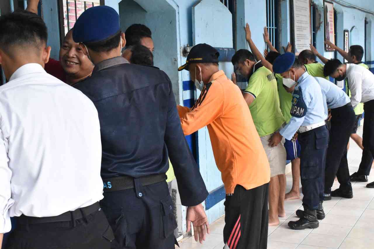 Pastikan Zero Halinar, Rutan Rembang Gelar Razia Penggeledahan Kamar ...