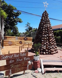 Pohon Natal dari limbah kulit kelapa muda karya Jemaat Maranatha Oebufu Kupang, Rayon 7 (Dokumentasi pribadi)