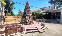 Pohon Natal dari limbah kulit kelapa muda karya Jemaat Rayon 7 Gereja Maranatha Oebufu Kupang dilihat dari jauh (Dokumentasi pribadi)