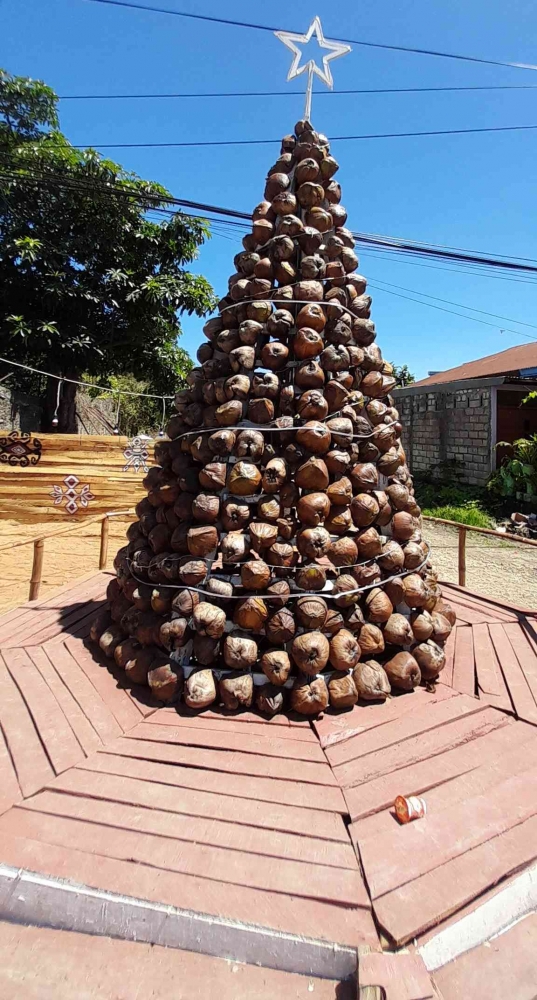 Pohon Natal dari limbah kulit kelapa muda karya jemaat rayon 7 Gereja Maranatha Oebufu Kupang dilihat dari dekat (Dokumentasi pribadi)
