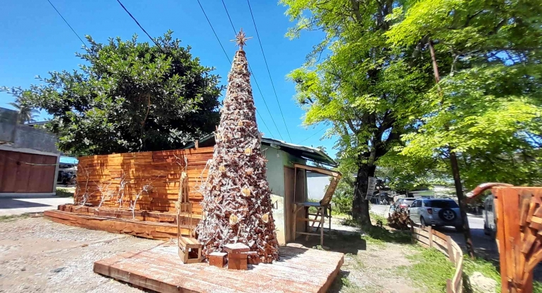 Pohon Natal dari limbah potongan kayu di depan Gereja Maranatha Kupang (Dokumentasi pribadi)