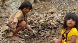 Ilustrasi pekerja pemecah batu (Sumber gambar: viva.co.id)