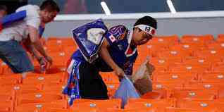 Salah satu aksi supporter jepang membersihkan area stadion. sumber: bolasport.com