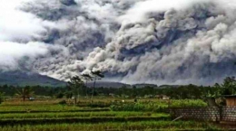 Erupsi Gunung (Sumber: jateng.tribunnews.com)