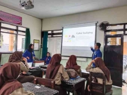 (Mahasiswa Universitas Negeri Malang melakukan sosialisasi pencegahan cyberbullyin di MTs Surya Buana, Jum'at 25/11/22)/dokpri