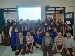 (Foto bersama mahasiswa Universitas Negeri Malang bersama siswa-siswi MTs Surya Buana)/dokpri